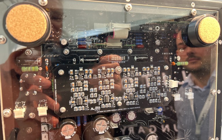 Qualiton A75 Integrated amplifier bottom