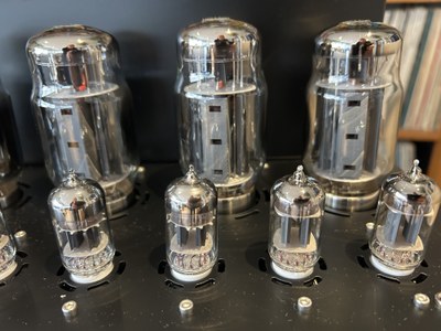 Integrated amplifier with 4 KT170 tubes and 6 12AT7 tubes.