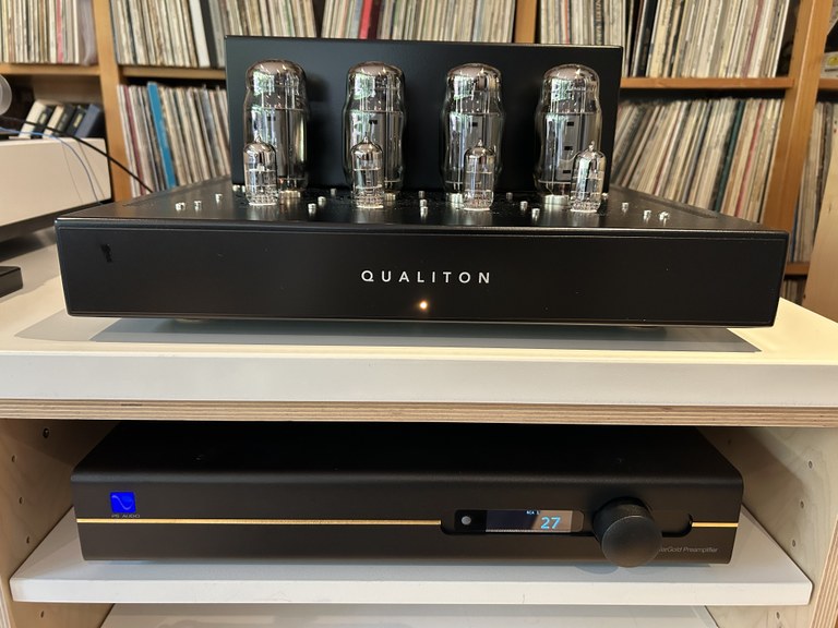 PS Audio Stellar Gold Pre with Qualiton P200 Power 4.jpeg