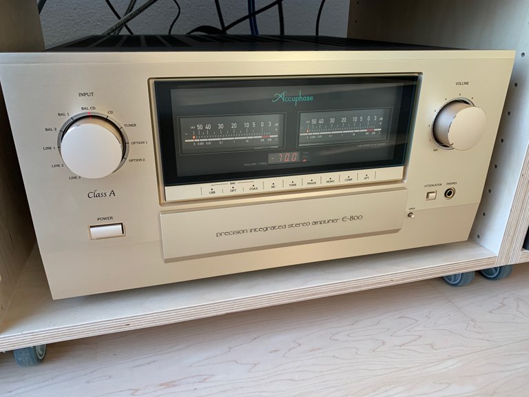The new e800 Integrated Class A amplifier of Accuphase.